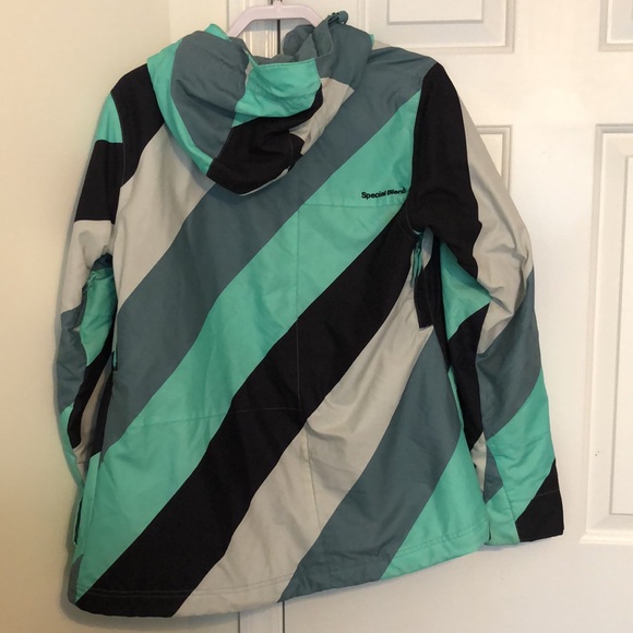 Womens Ski Jacket - Picture 4 of 7